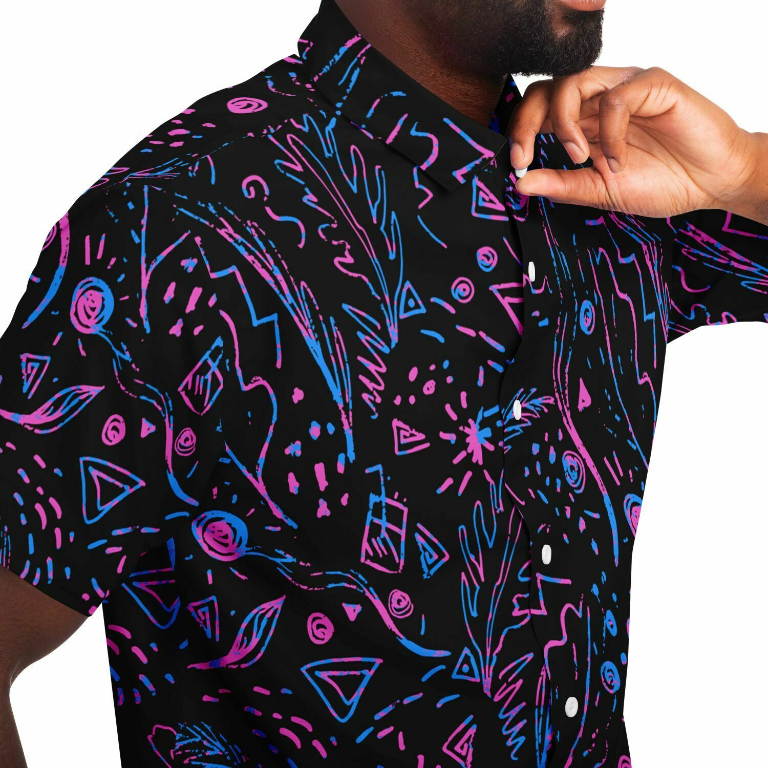 Chemise homme manches courtes noire motif néon abstrait, gros plan sur le tissu