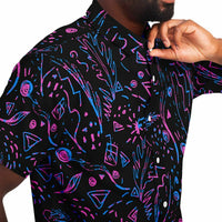 Chemise homme manches courtes noire motif néon abstrait, gros plan sur le tissu