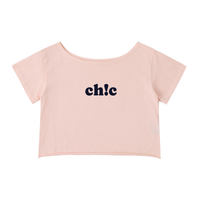 Crop top femme épaules dénudées en rose poudré - lettrage ch!c noir et encolure bateau large
