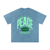 T-shirt oversized PEACE en bleu jean délavé - lettrage collège vert menthe et globe imprimé