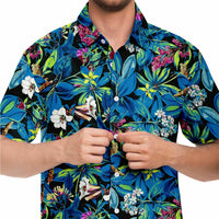 Chemise homme manches courtes bleue à feuillage tropical, gros plan sur l'imprimé
