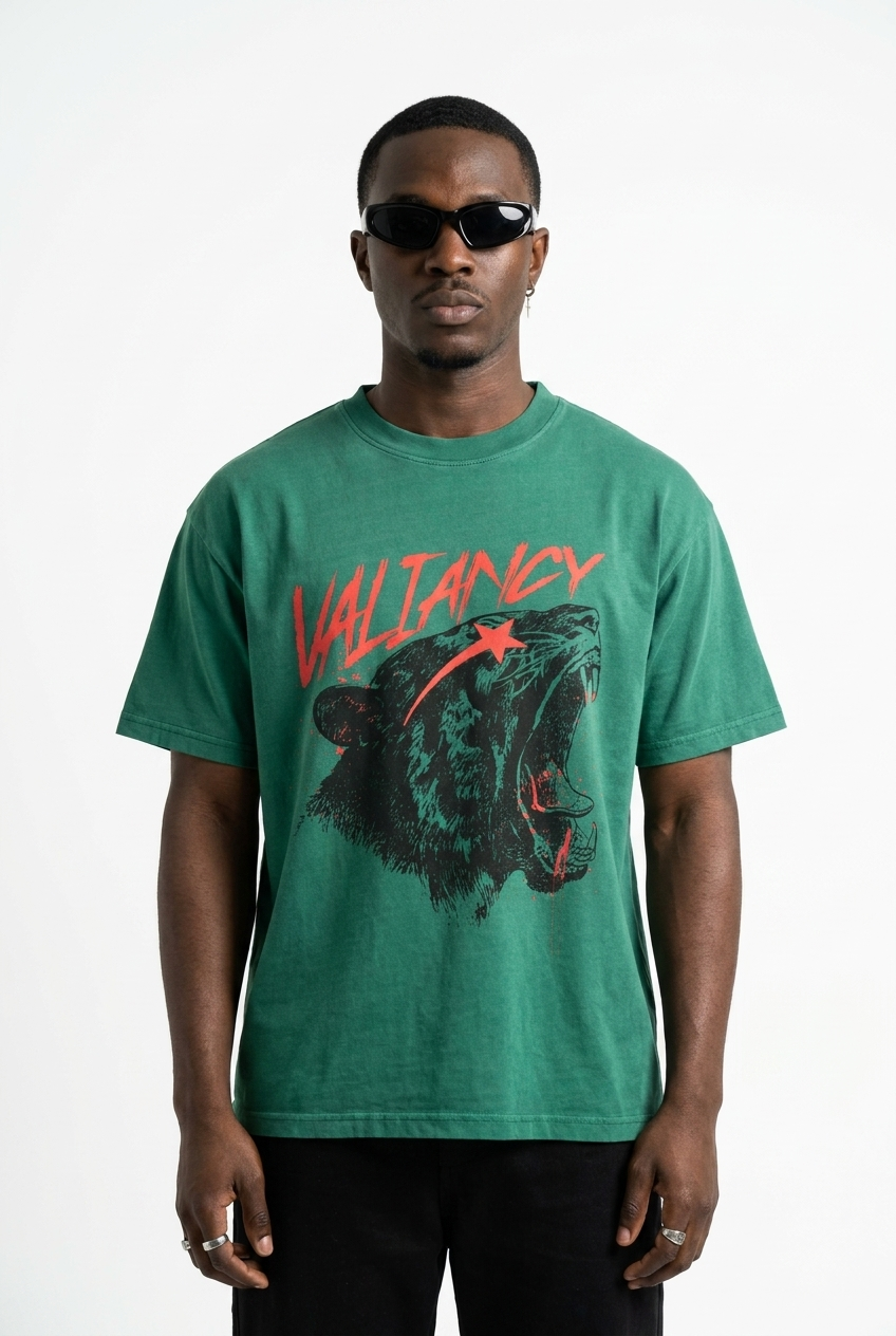 Buste en t-shirt Lion Valiancy vert émeraude, détail de l'imprimé lion et éclair rouge