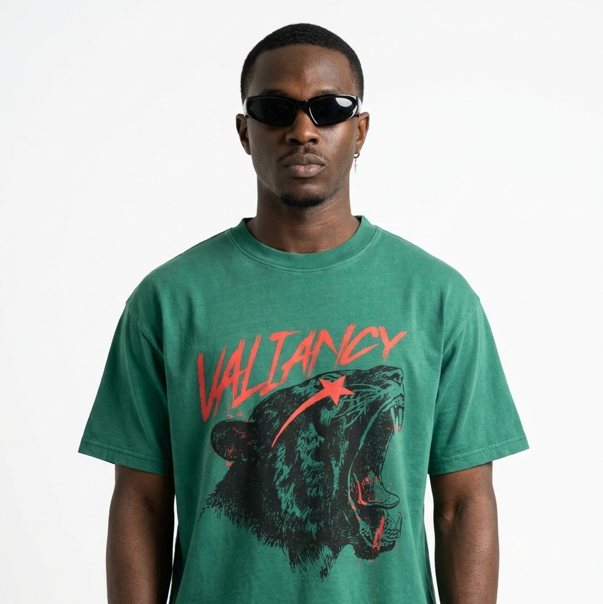 Homme portant le t-shirt oversized Lion Valiancy vert émeraude, lion rugissant imprimé