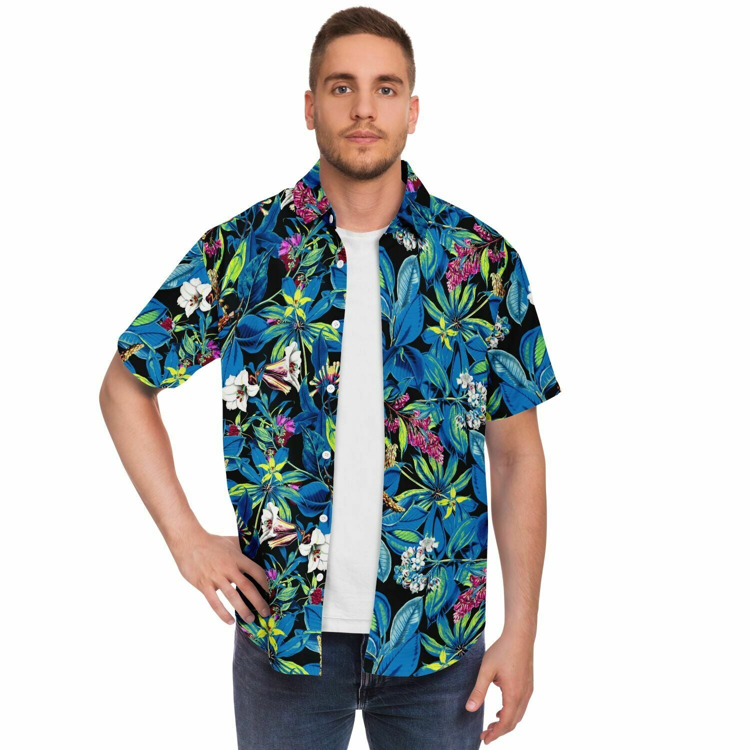 Chemise homme manches courtes bleue à feuillage tropical, portée ouverte, vue de face