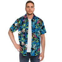 Chemise homme manches courtes bleue à feuillage tropical, portée ouverte, vue de face