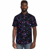 Chemise homme manches courtes noire motif néon abstrait, portée par un second mannequin, vue de face