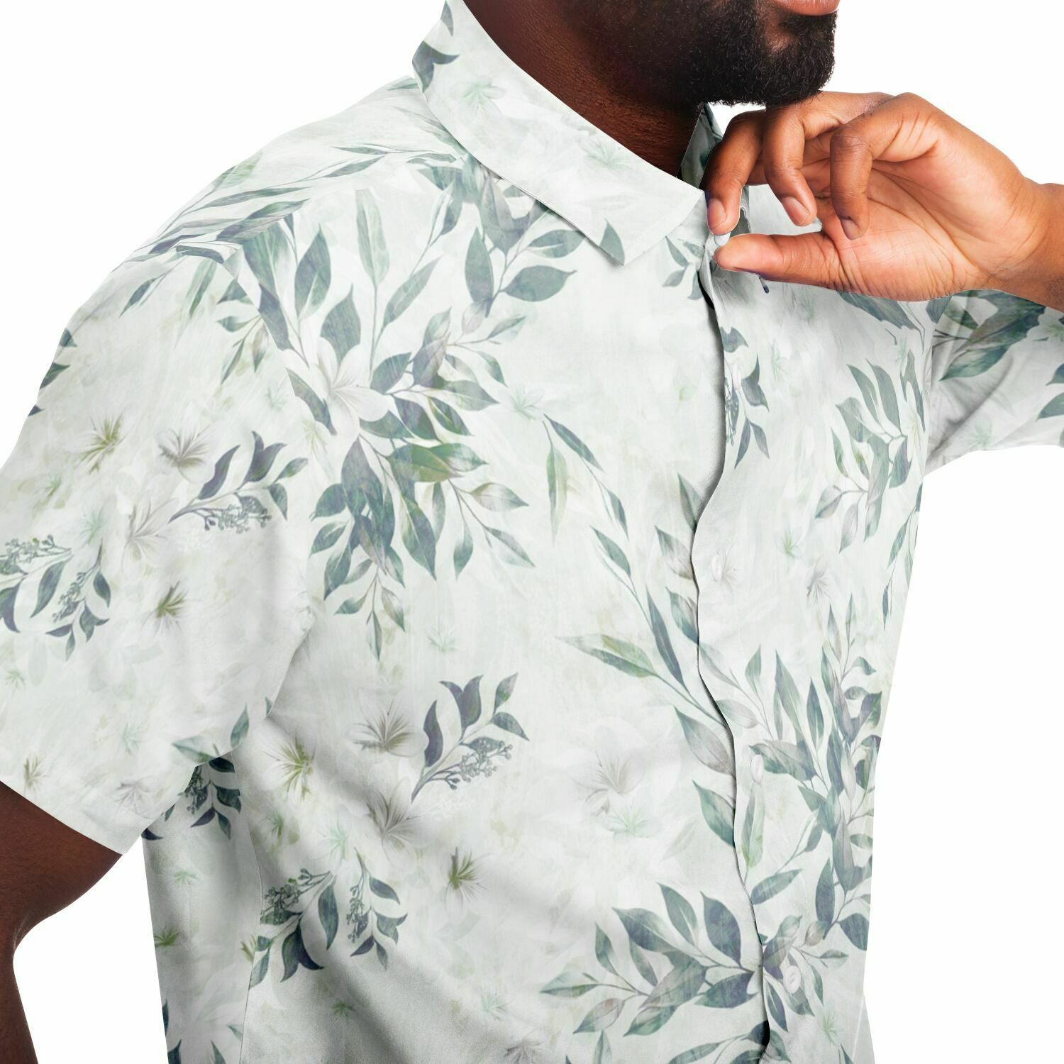 Chemise homme manches courtes blanche à feuillage vert, gros plan sur le tissu