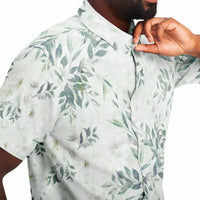 Chemise homme manches courtes blanche à feuillage vert, gros plan sur le tissu