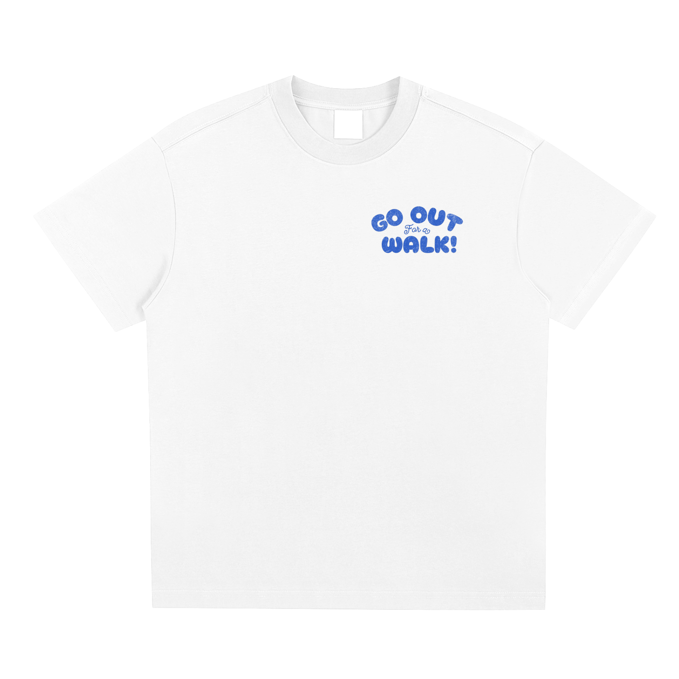 Devant du t-shirt oversized blanc Go Out For a Walk - petit lettrage bleu imprimé côté cœur