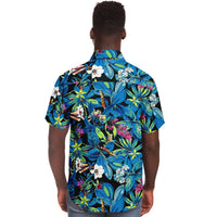 Chemise homme manches courtes bleue à feuillage tropical, portée par un second mannequin, vue de dos