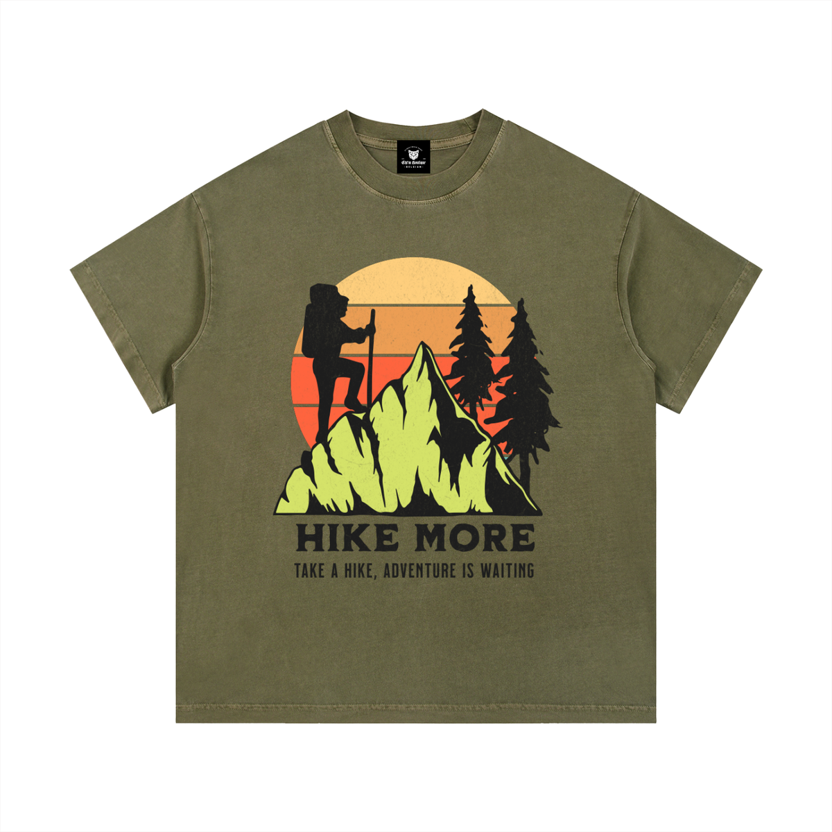 T-shirt enfant Hike More en vert kaki à plat, silhouette de randonneur et sapins noirs