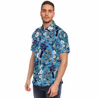 Chemise homme manches courtes bleue à fleurs des champs, portée, profil gauche