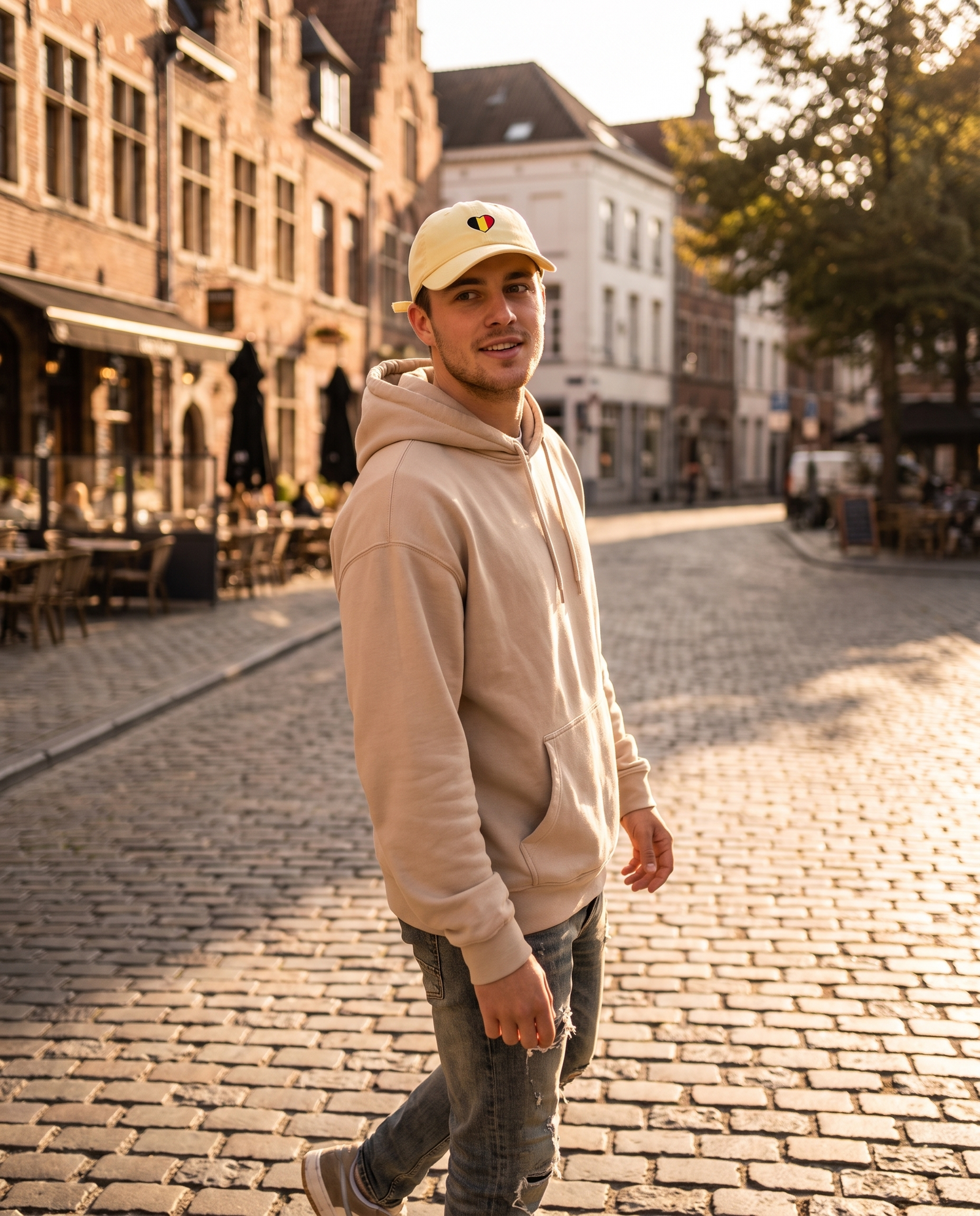 Casquette Délavée Coeur Belge portée par un homme streetwear en ville - dad cap vintage Belgique