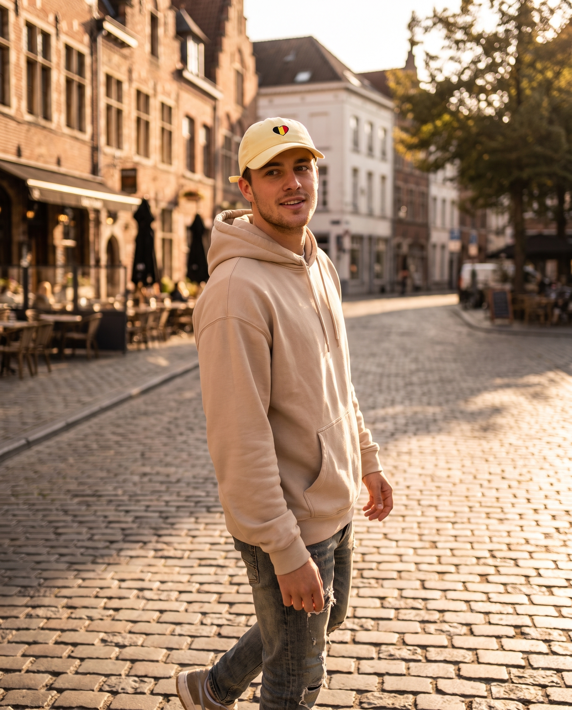 Casquette Délavée Coeur Belge portée par un homme streetwear en ville - dad cap vintage Belgique