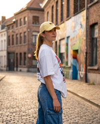 Casquette Délavée Coeur Belge portée par une femme streetwear en ville - dad cap vintage Belgique