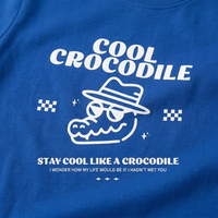 Imprimé Cool Crocodile en entier sur coton bleu vif - devise Stay Cool Like A Crocodile en blanc