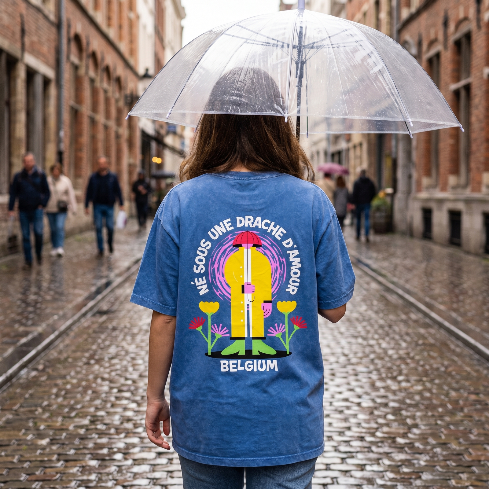 Femme de dos sous un parapluie transparent dans une rue pavée belge, imprimé drache d'amour complet