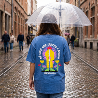Femme de dos sous un parapluie transparent dans une rue pavée belge, imprimé drache d'amour complet