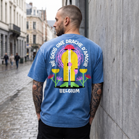 Homme tatoué de dos dans une rue de Bruxelles, dos du t-shirt belge drache d'amour bien lisible