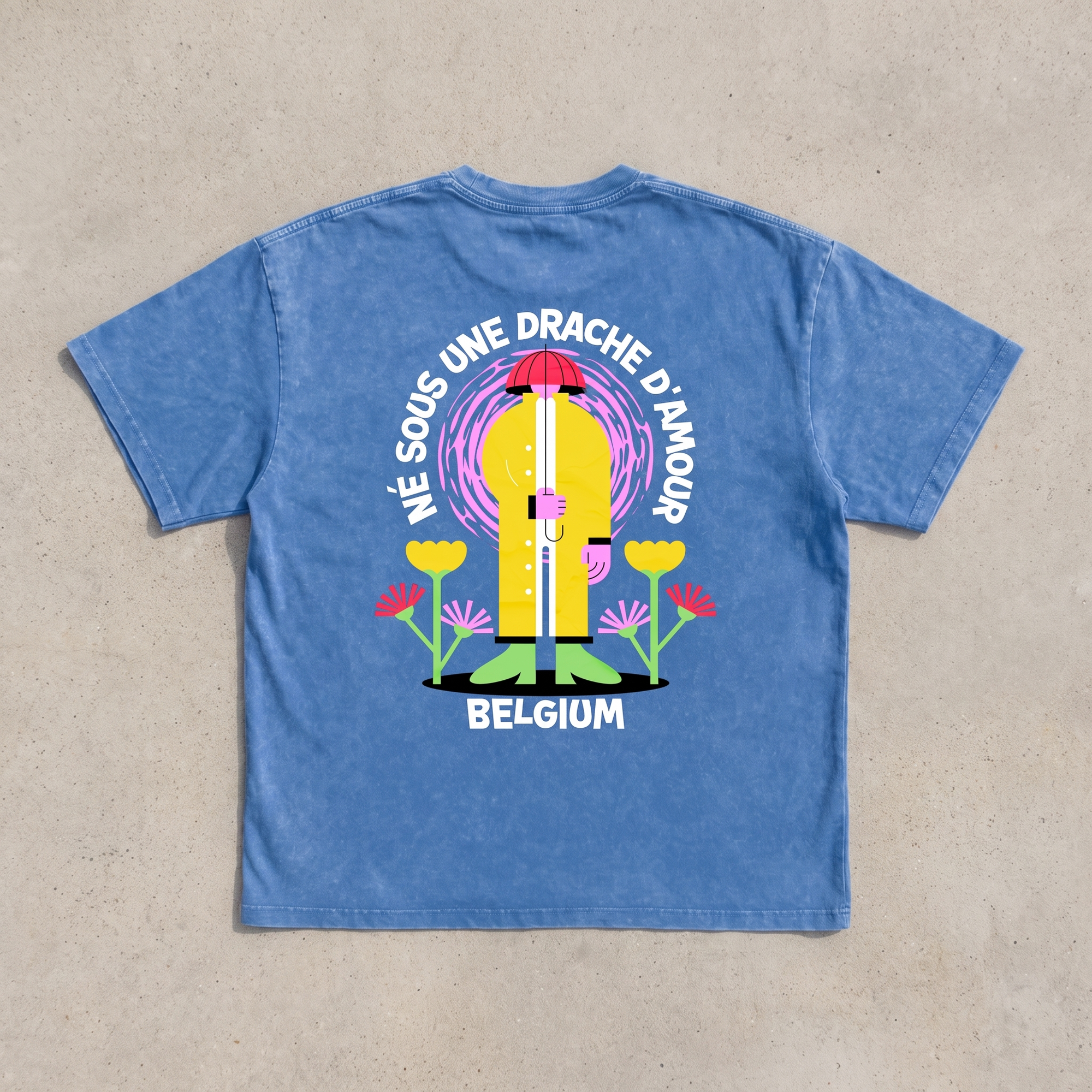 T-shirt belge « Né sous une drache d'amour » à plat, dos avec le design complet en gros plan sur coton bleu snow wash