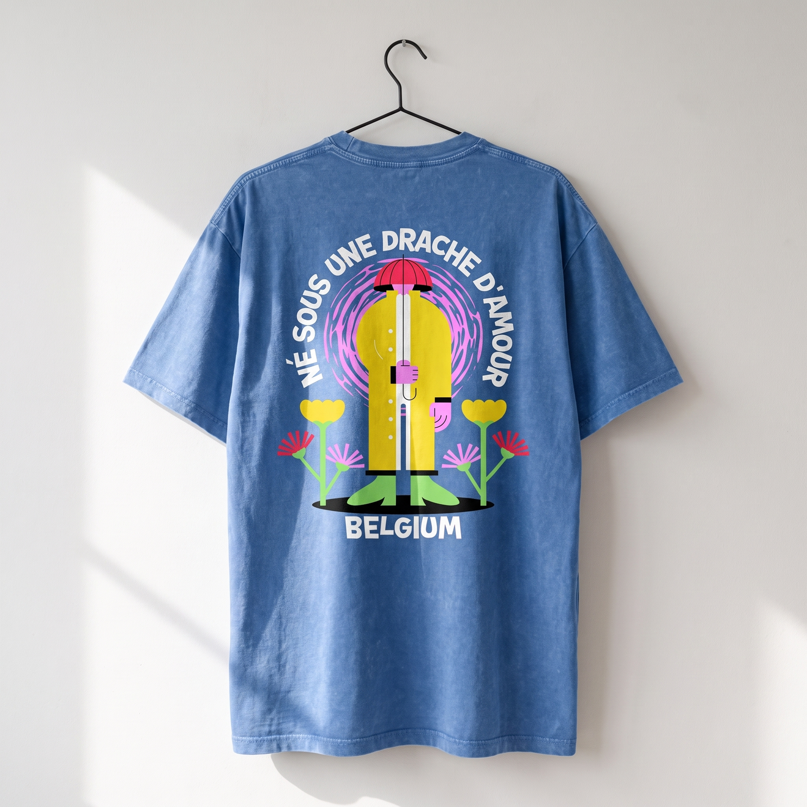 T-shirt belge oversized sur cintre, dos face caméra avec l'imprimé drache d'amour et Belgium