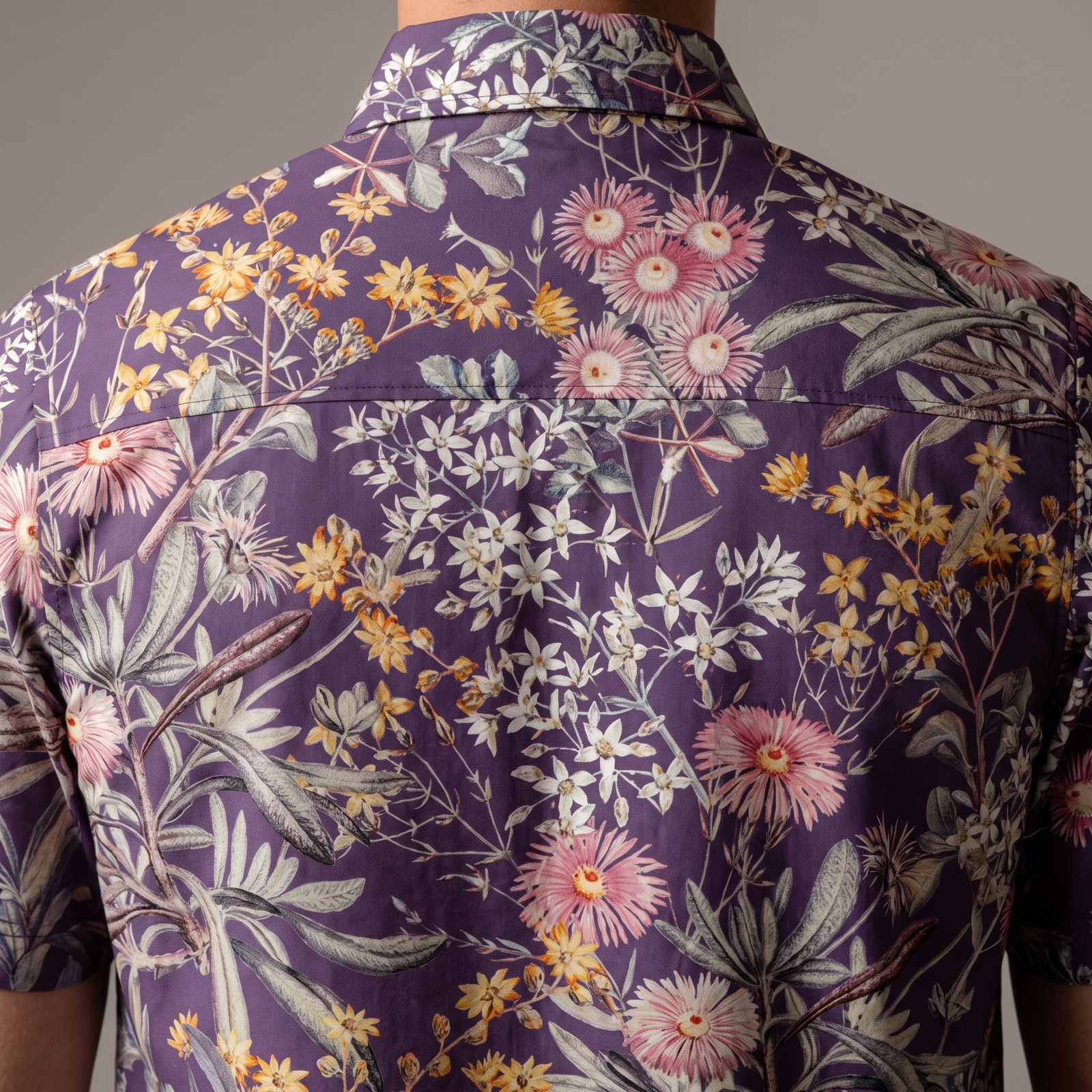 Gros plan du motif floral porté, dos