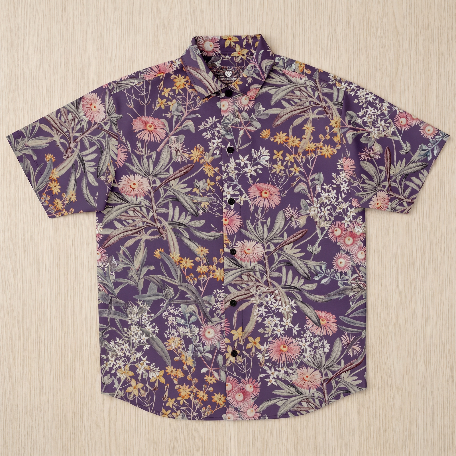 Chemise à fleurs à plat sur fond bois clair