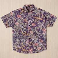 Chemise à fleurs à plat sur fond bois clair