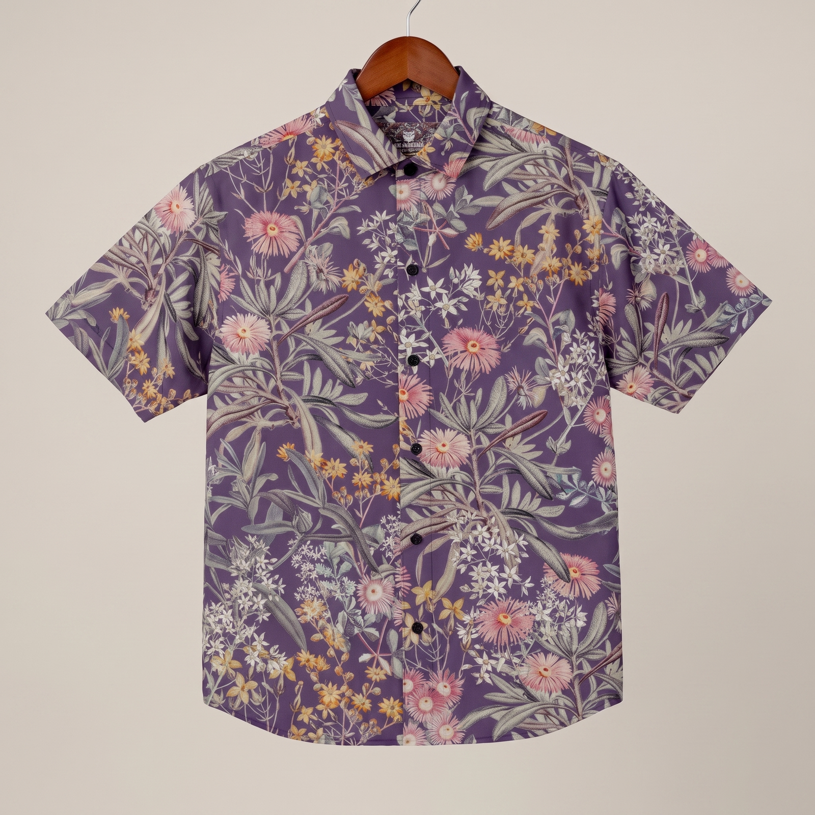 Chemise à fleurs suspendue sur cintre en bois