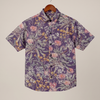 Chemise à fleurs suspendue sur cintre en bois