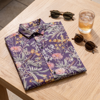 Chemise à fleurs pliée avec lunettes de soleil et boisson d'été