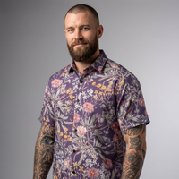 Chemise homme manches courtes à fleurs, photo studio fond gris homme