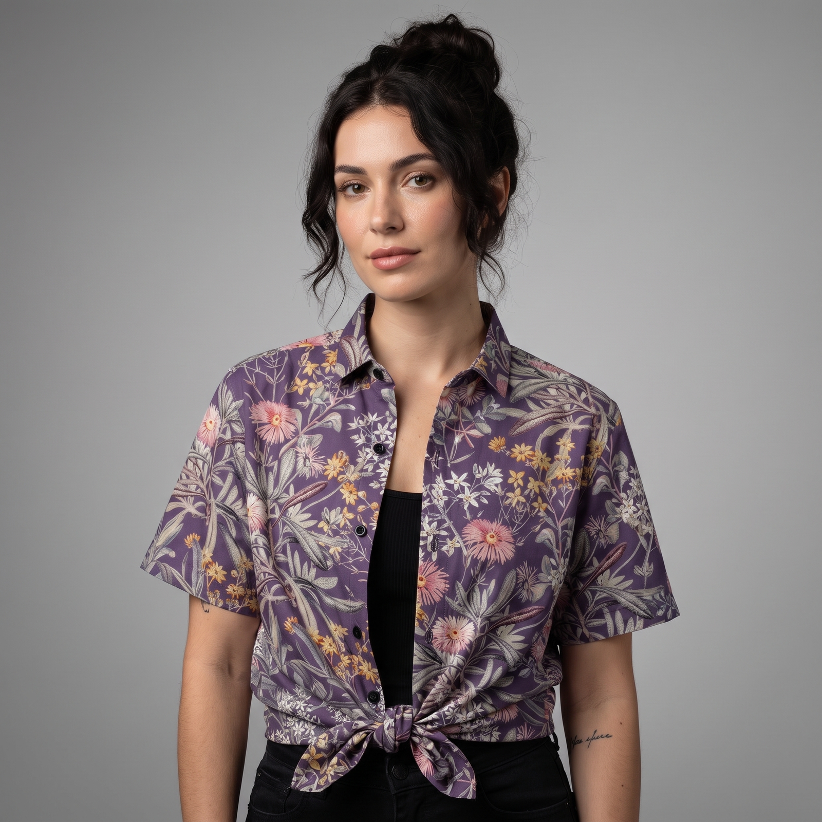 Chemise à fleurs, photo studio fond gris femme