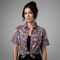 Chemise à fleurs, photo studio fond gris femme