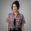 Chemise à fleurs, photo studio fond gris femme