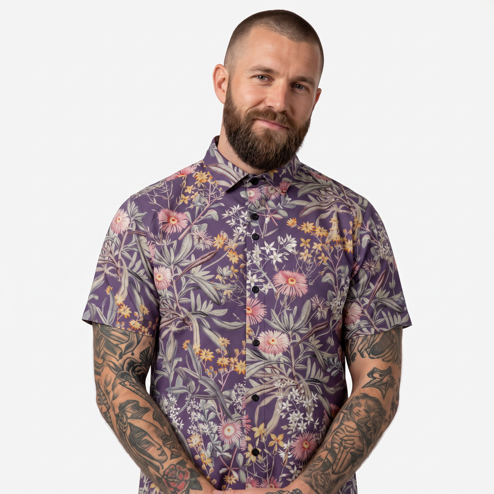 Chemise homme manches courtes à fleurs, photo studio fond blanc homme