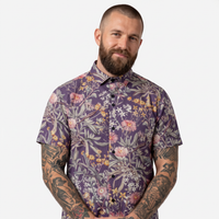 Chemise homme manches courtes à fleurs, photo studio fond blanc homme