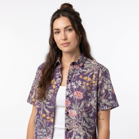 Chemise à fleurs, photo studio fond blanc femme