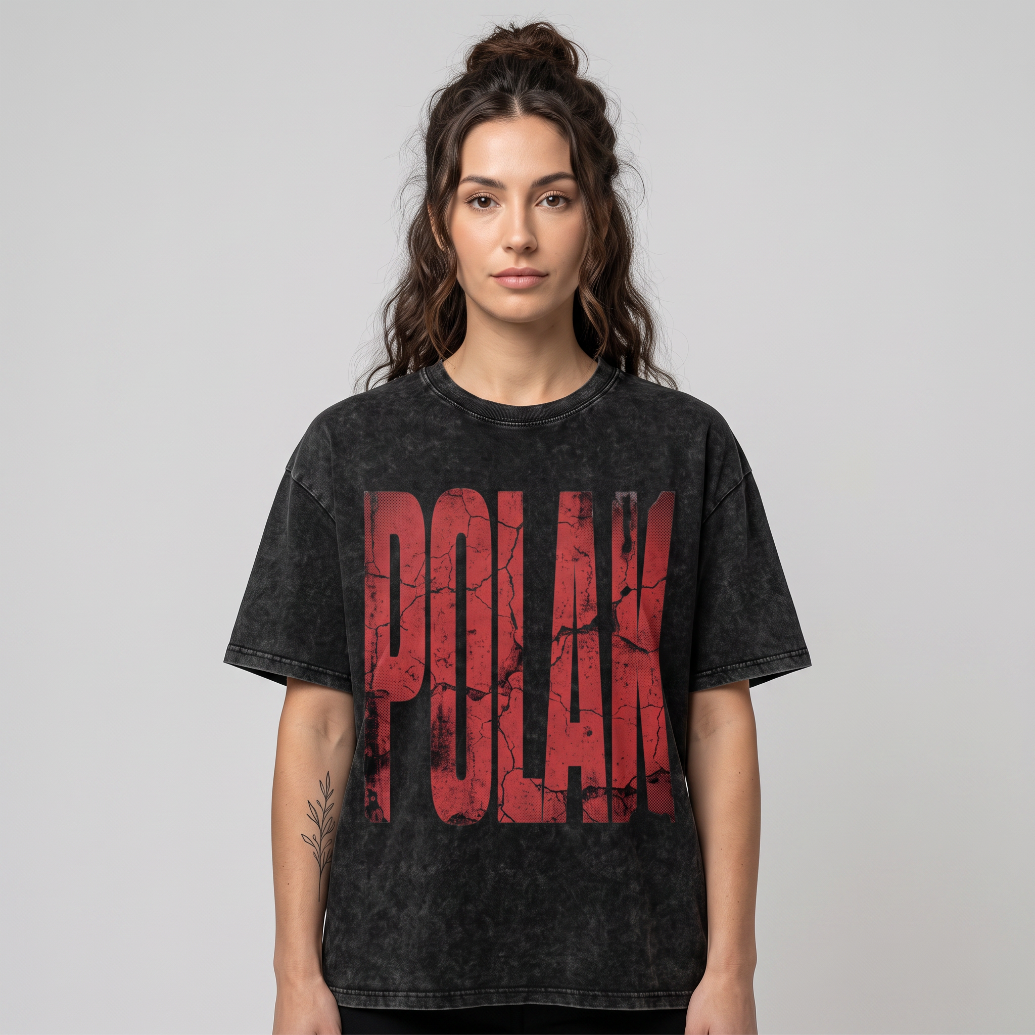 Femme portant le t-shirt hommage Polak PLK noir, vue de face en studio