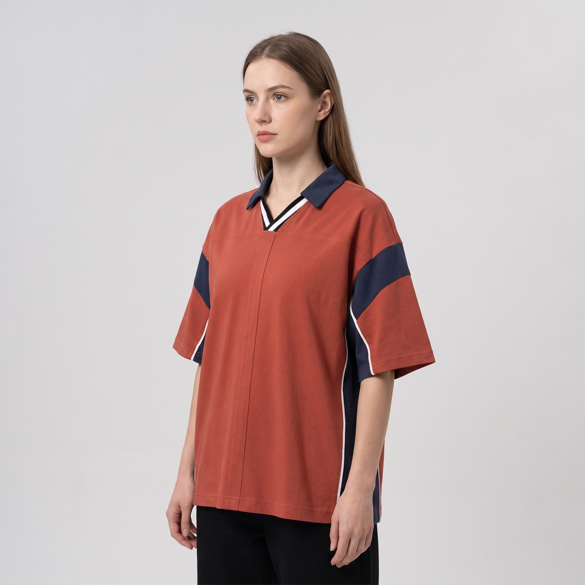 Polo boxy colorblock rouge et marine CHT'M porté par une femme