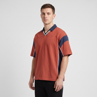 Polo boxy colorblock rouge et marine CHT'M porté par un homme