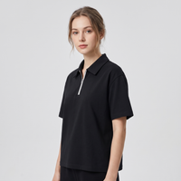 Polo quart-zip noir CHT'M porté par une femme