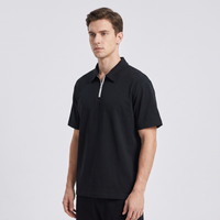 Polo quart-zip noir CHT'M porté par un homme