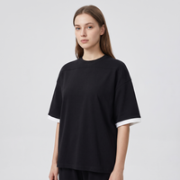 T-shirt colorblock épaule tombante noir CHT'M porté par une femme