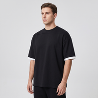 T-shirt colorblock épaule tombante noir CHT'M porté par un homme