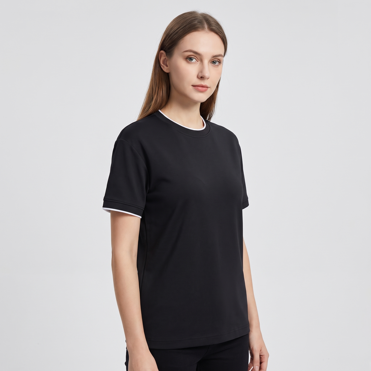 T-shirt regular fit noir CHT'M porté par une femme