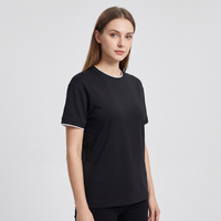 T-shirt regular fit noir CHT'M porté par une femme