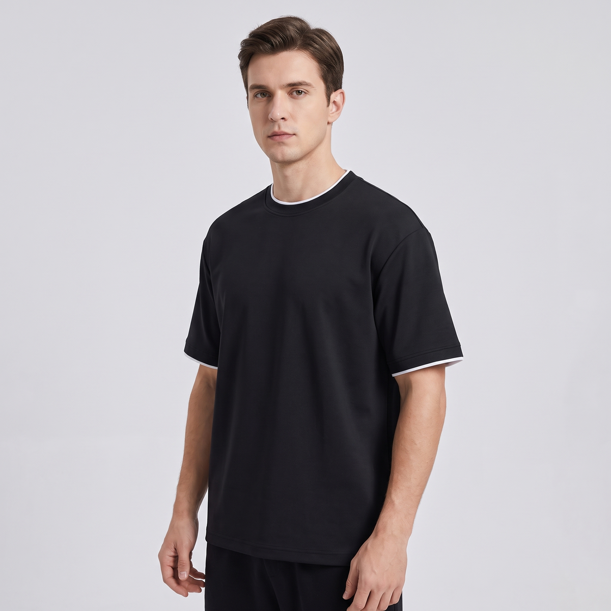 T-shirt regular fit noir CHT'M porté par un homme