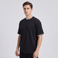 T-shirt regular fit noir CHT'M porté par un homme