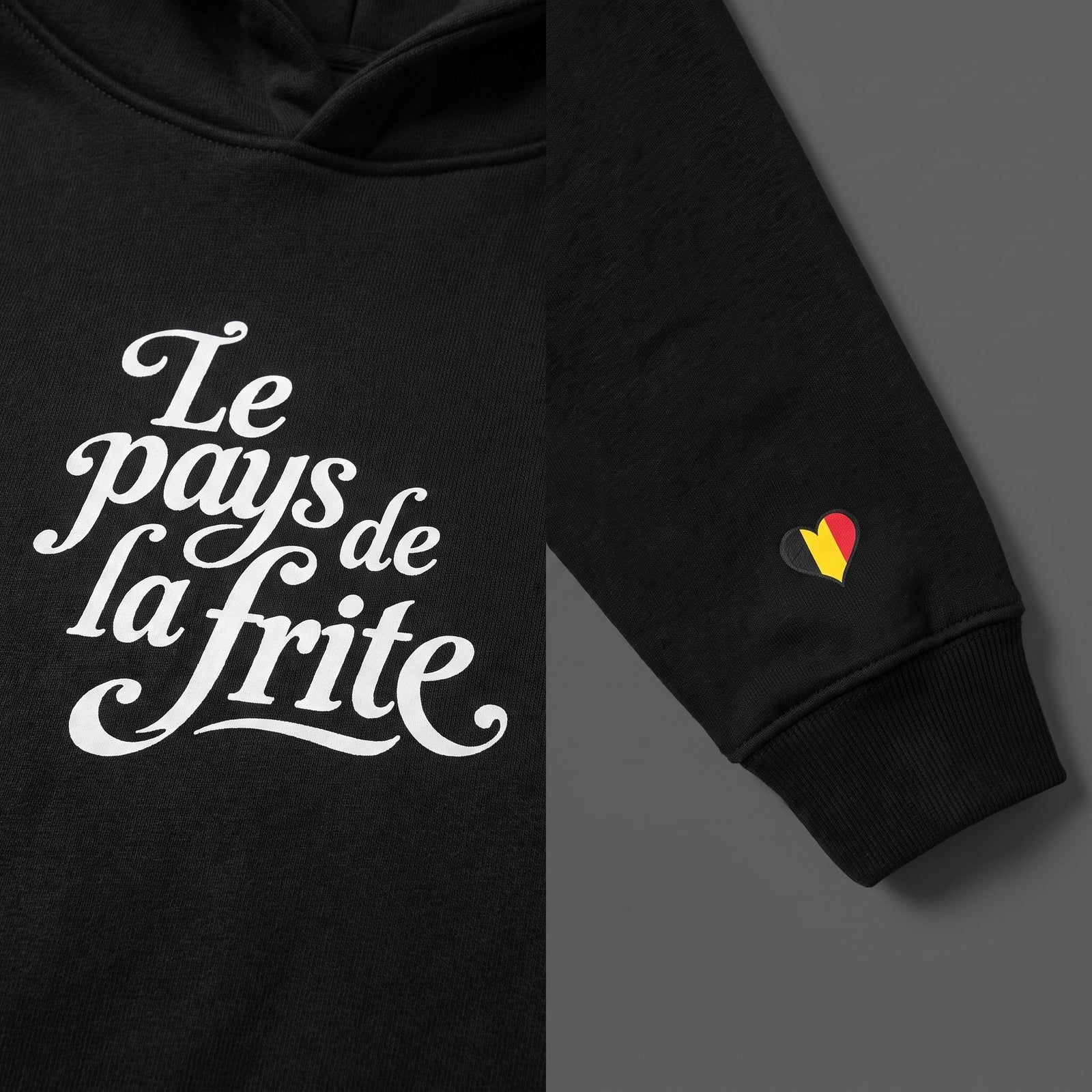 Detail du print Le Pays de la Frite et du petit coeur belge tricolore imprime sur la manche du hoodie
